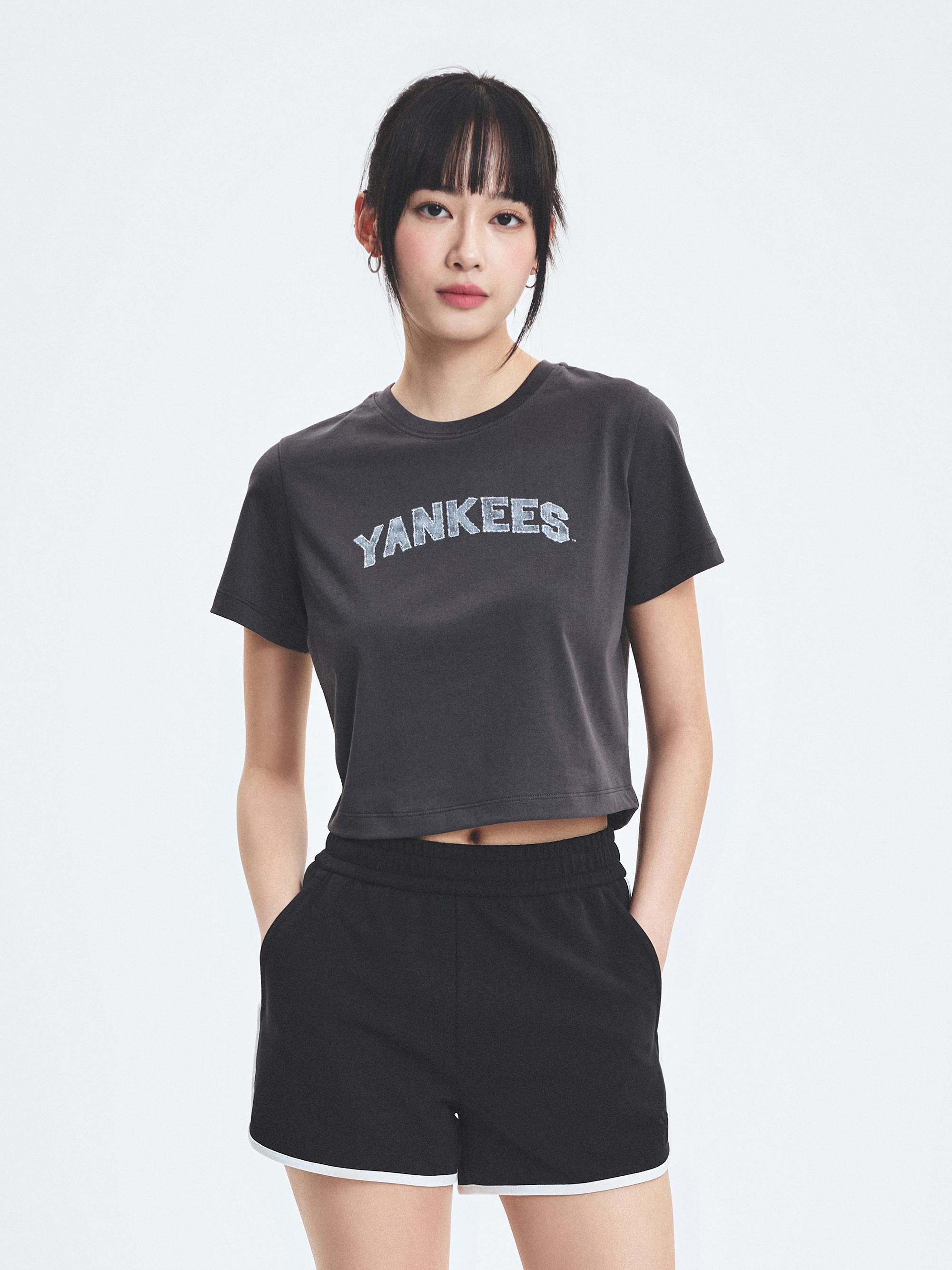 여성 데님라이크 모노그램 레터링 빅럭스 크롭 반팔 티셔츠 뉴욕양키스